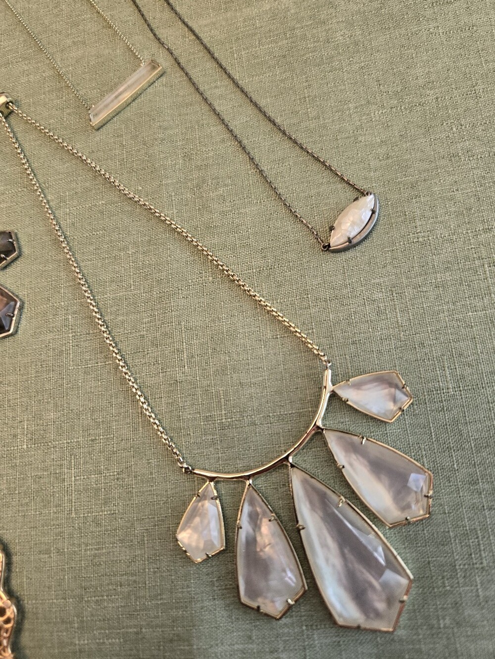 Kendra Scott bulk. 12 necklaces and 6 rings Various metals and conditions - Picture 6 of 11